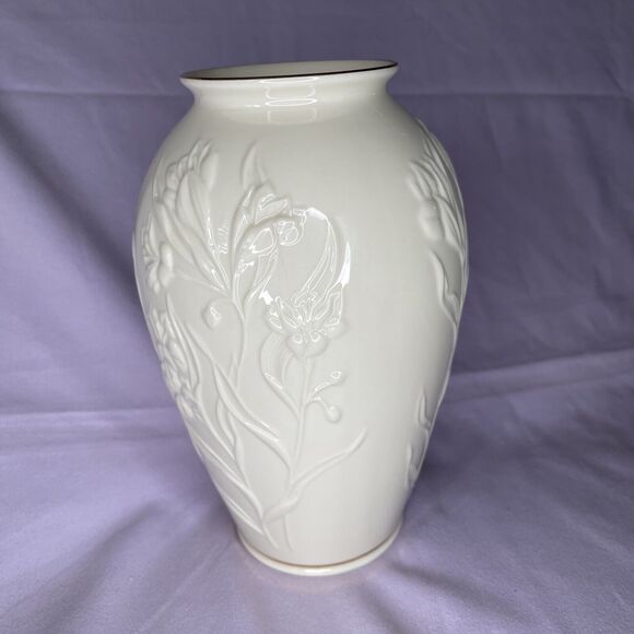 LENOX Masterpiece Ivory w/24K Gold Trim Embossed Floral 7” Vase - Picture 1 of 4